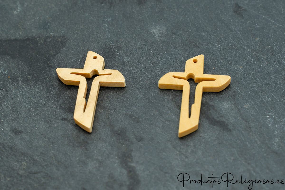 Colgante Cruz de Madera Calada con Silueta de Cristo para Comunidades