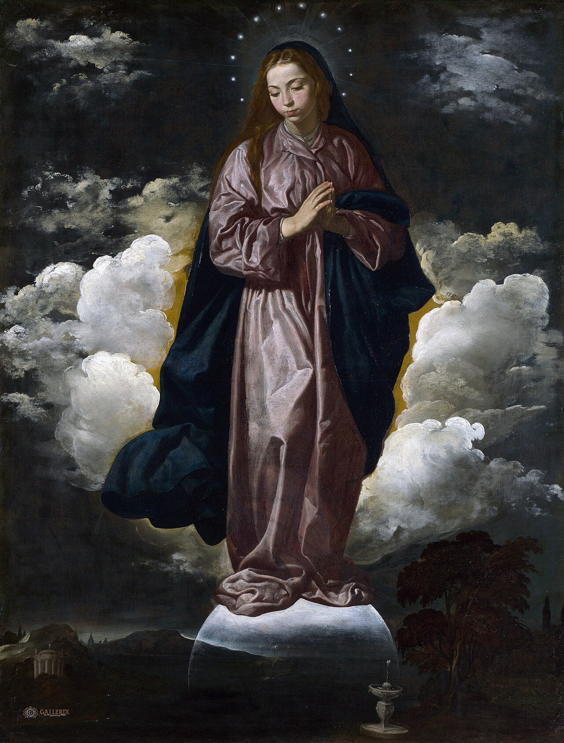 Pintura de la Inmaculada Concepción que representa a la Virgen María joven con las manos juntas sobre el pecho, vestida con túnica y manto, de pie sobre una luna creciente rodeada de nubes y luz.