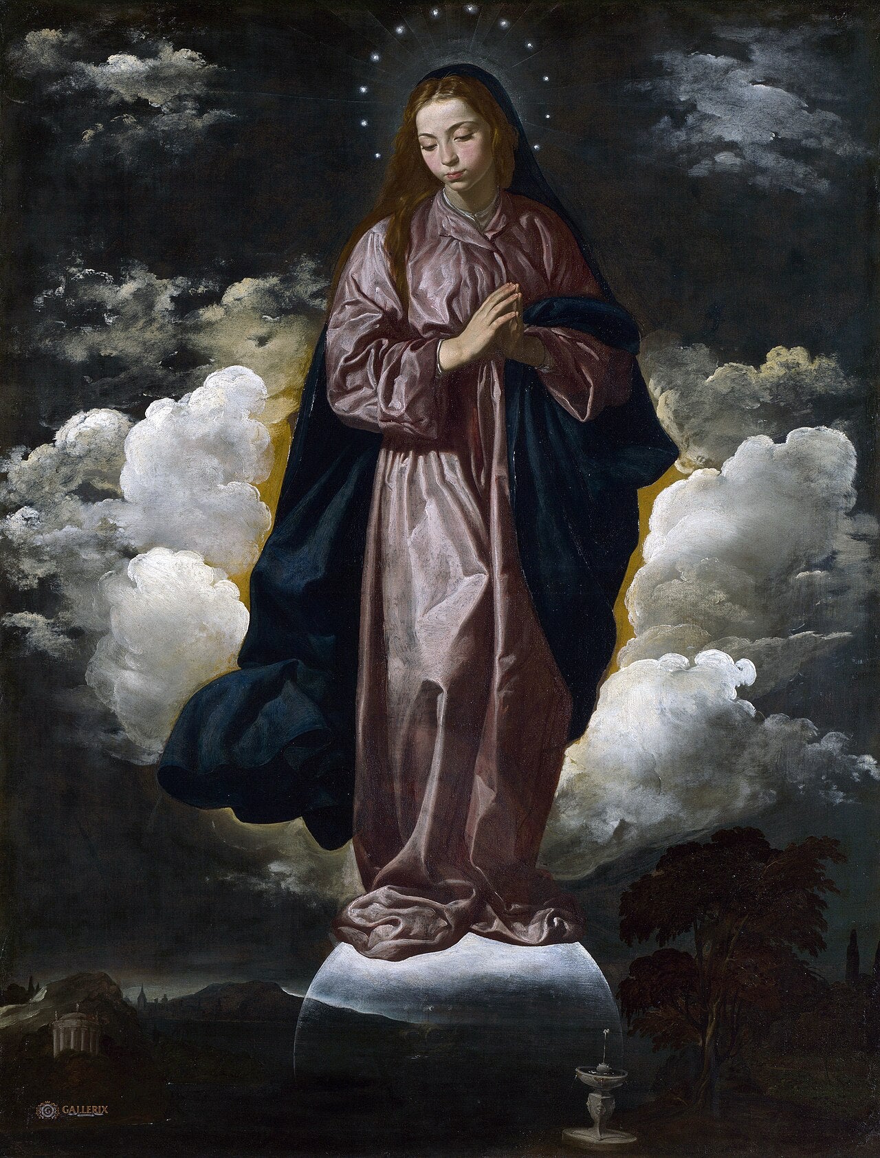 Pintura de la Inmaculada Concepción que representa a la Virgen María joven con las manos juntas sobre el pecho, vestida con túnica y manto, de pie sobre una luna creciente rodeada de nubes y luz.