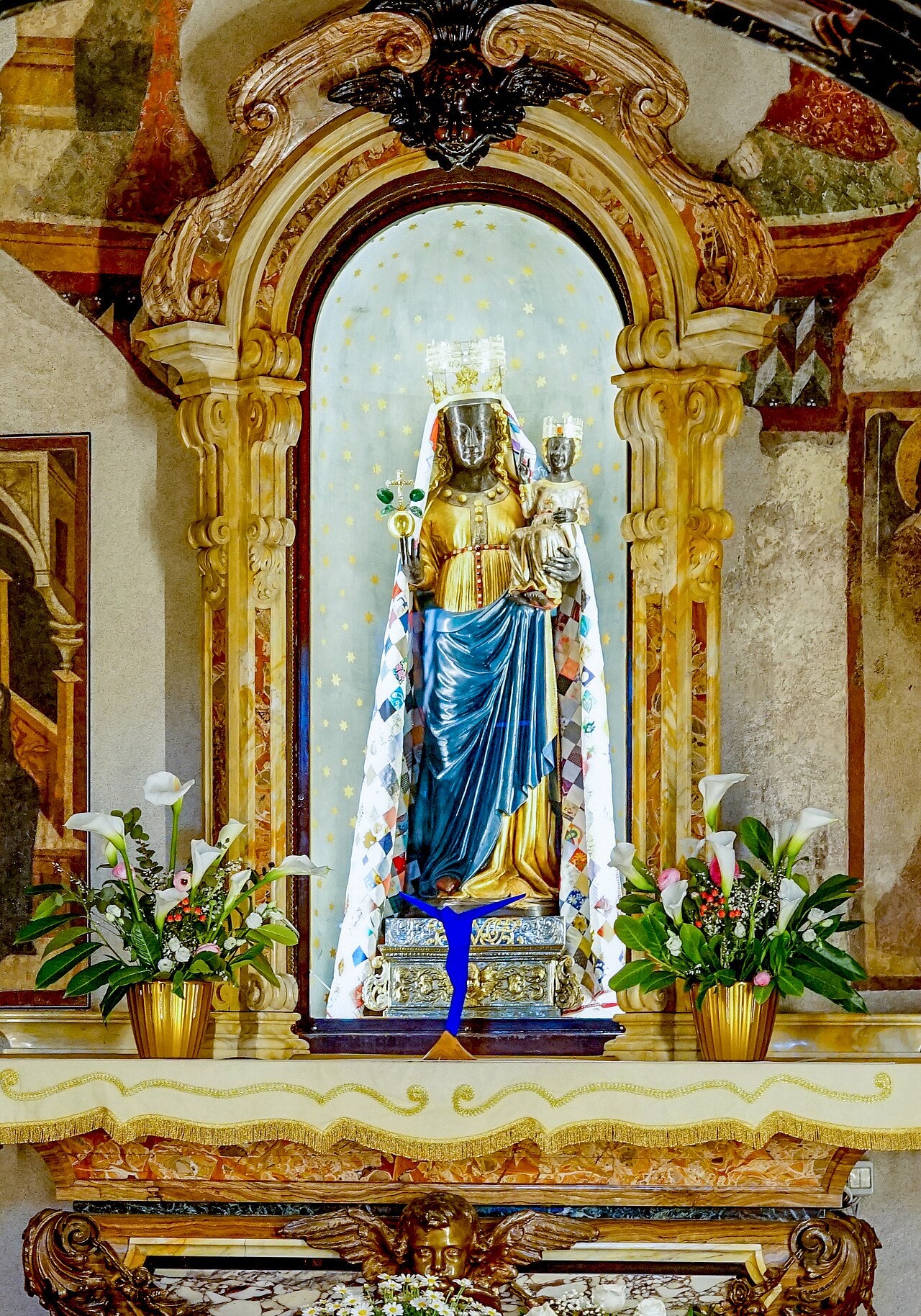 Estatua de madera de la Virgen Negra de Oropa con el Niño Jesús