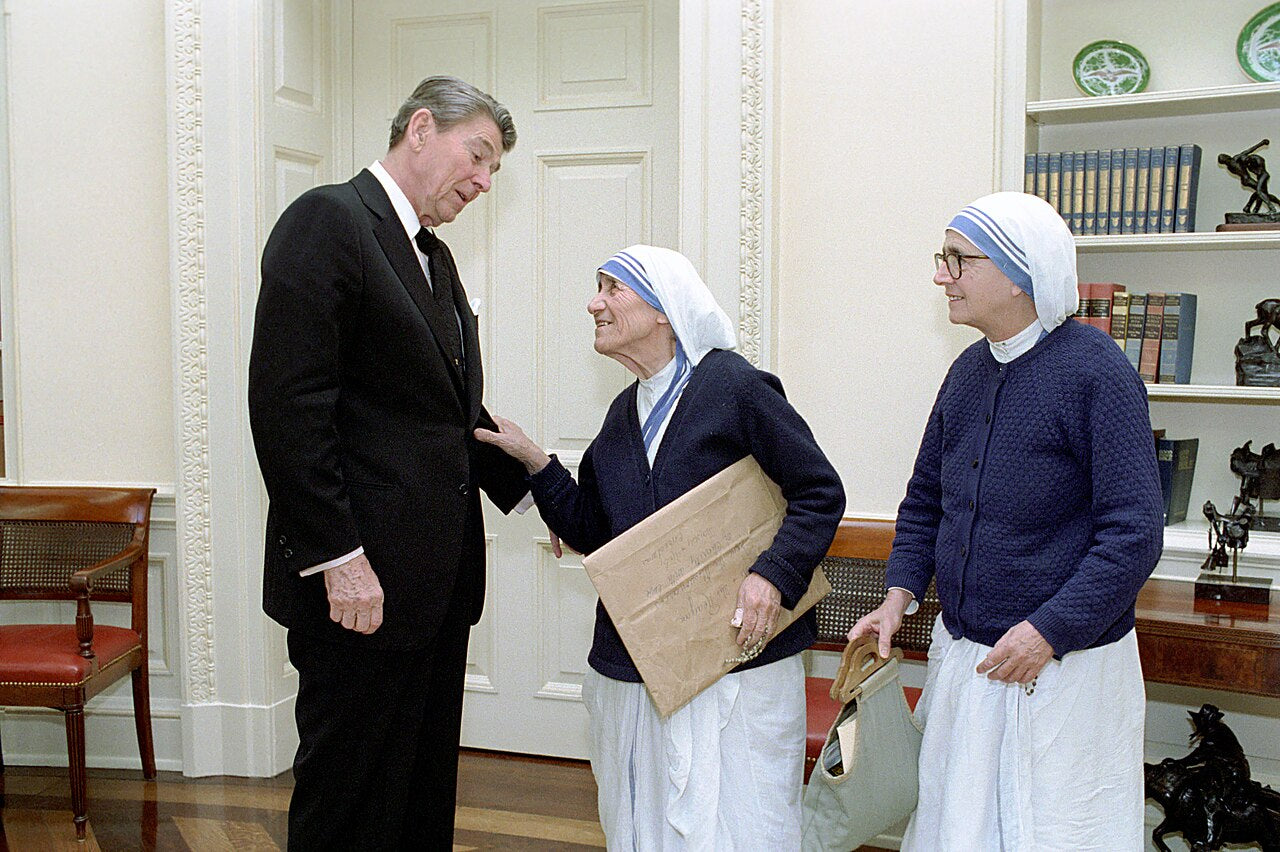 Fotografía histórica de la Madre Teresa de Calcuta en una reunión en el Despacho Oval junto a la hermana Priscilla.