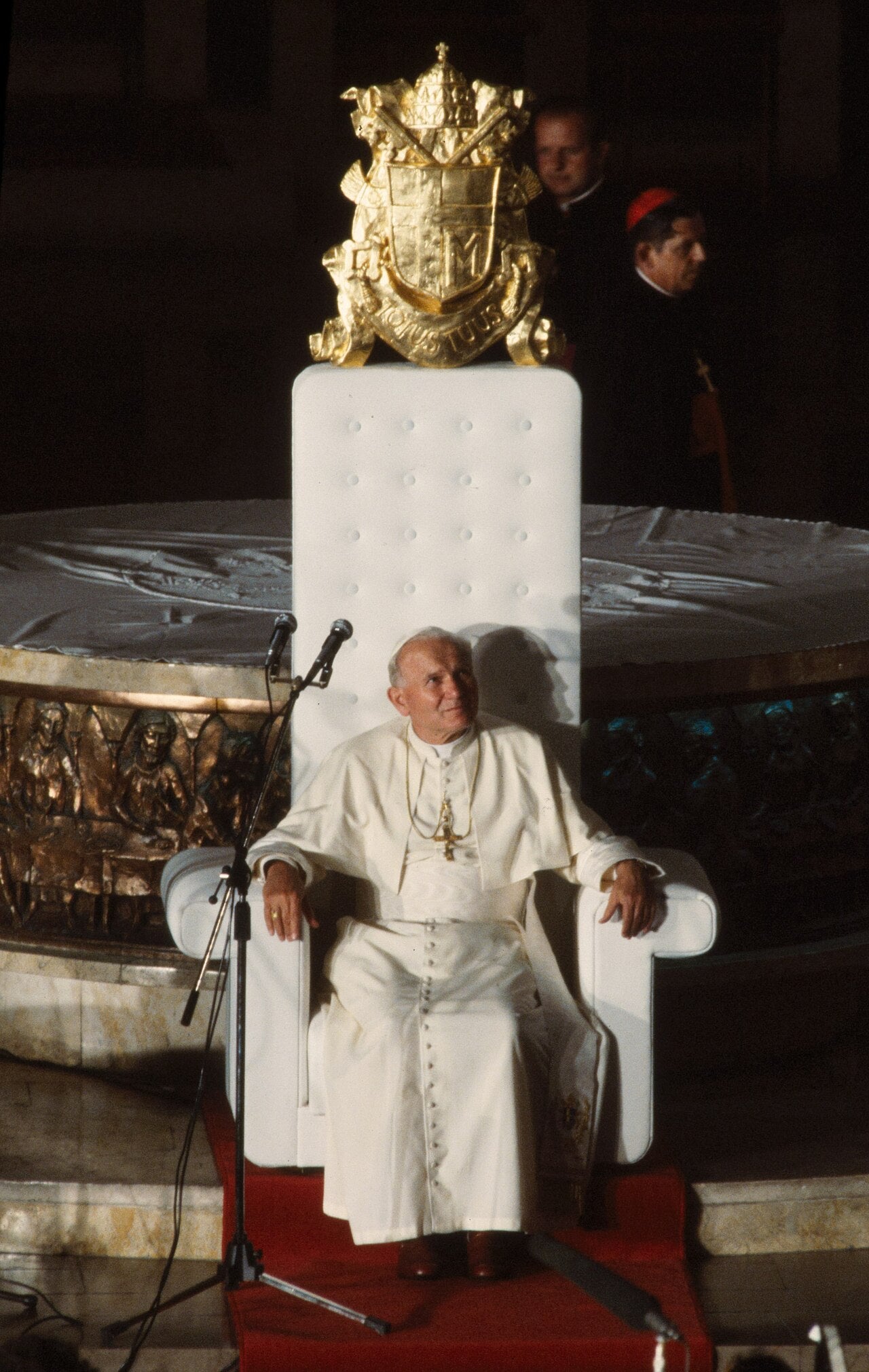 Retrato fotográfico de San Juan Pablo II con vestiduras papales blancas durante su visita a la catedral de Katowice.