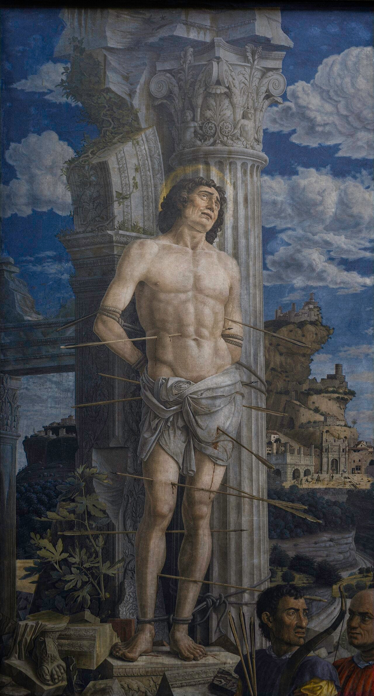Pintura de San Sebastián atado a una columna clásica en ruinas con flechas clavadas en su cuerpo, ante un paisaje arquitectónico.