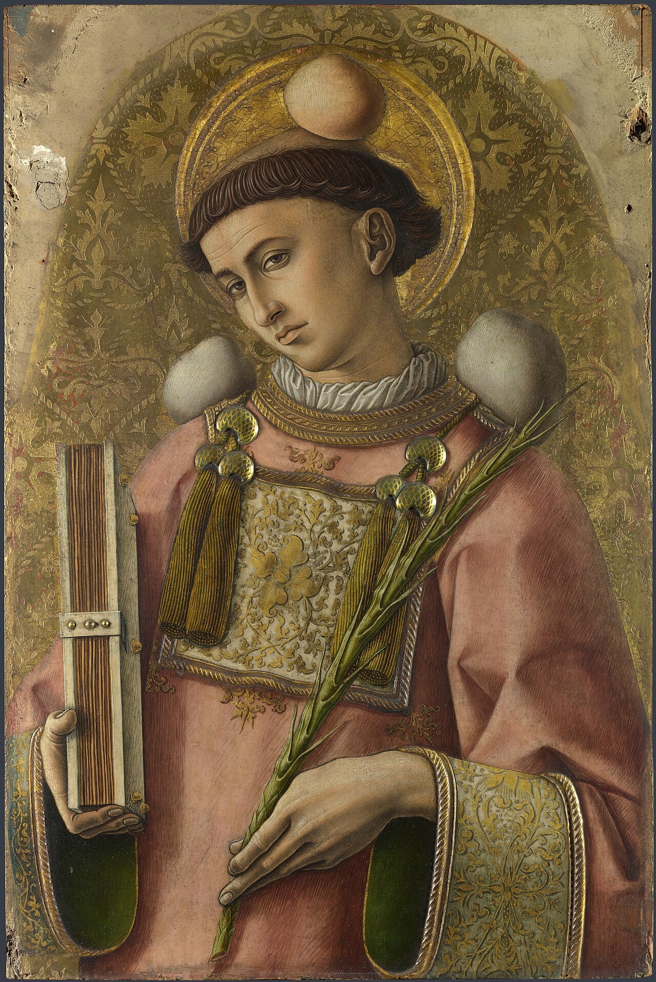 Pintura de San Esteban representado de pie con vestiduras eclesiásticas, sosteniendo un libro y una palma, con piedras sobre su cabeza y hombros.