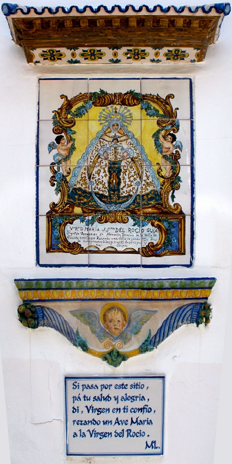 Retablo cerámico o azulejo con la representación de la Virgen del Rocío vestida con sus galas tradicionales y el Niño Jesús.