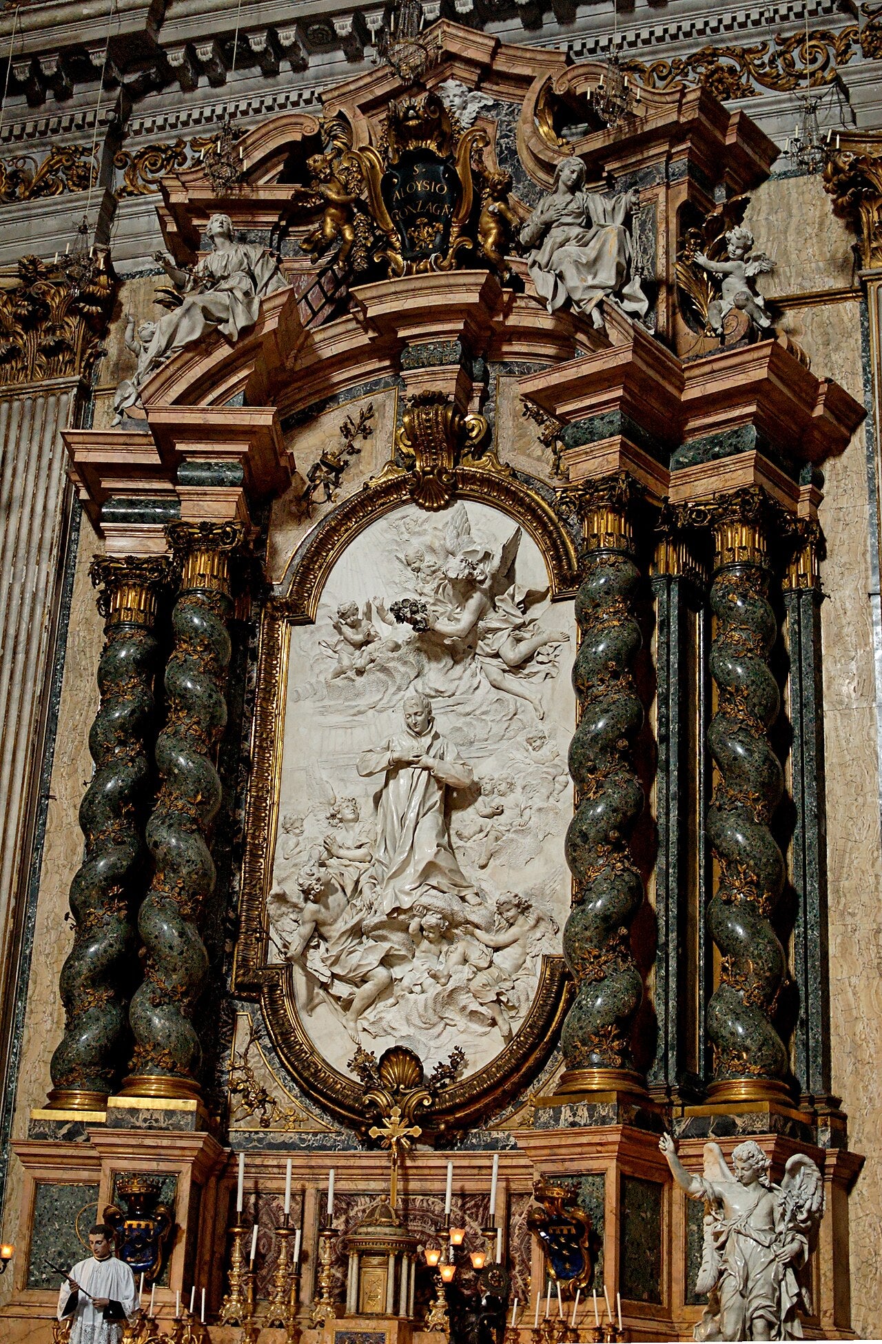 Alto relieve en mármol que representa a San Luis Gonzaga en gloria rodeado de ángeles en la iglesia de Sant'Ignazio de Roma.