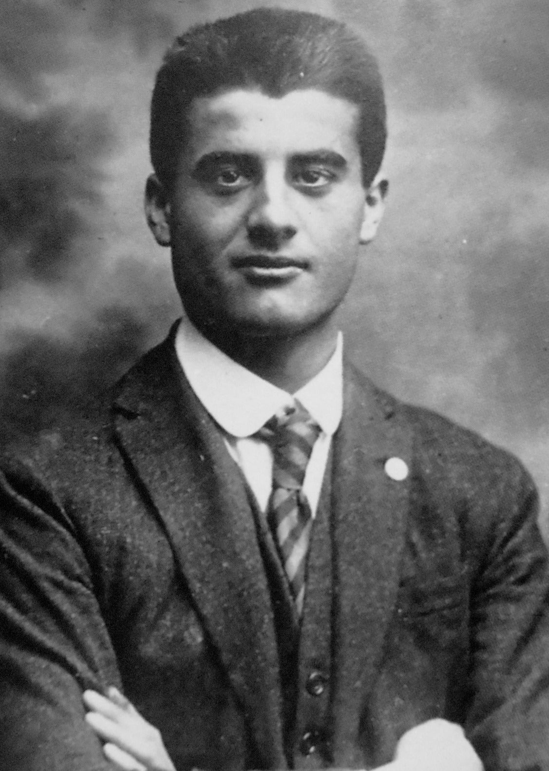Retrato de Pier Giorgio Frassati con los brazos cruzados
