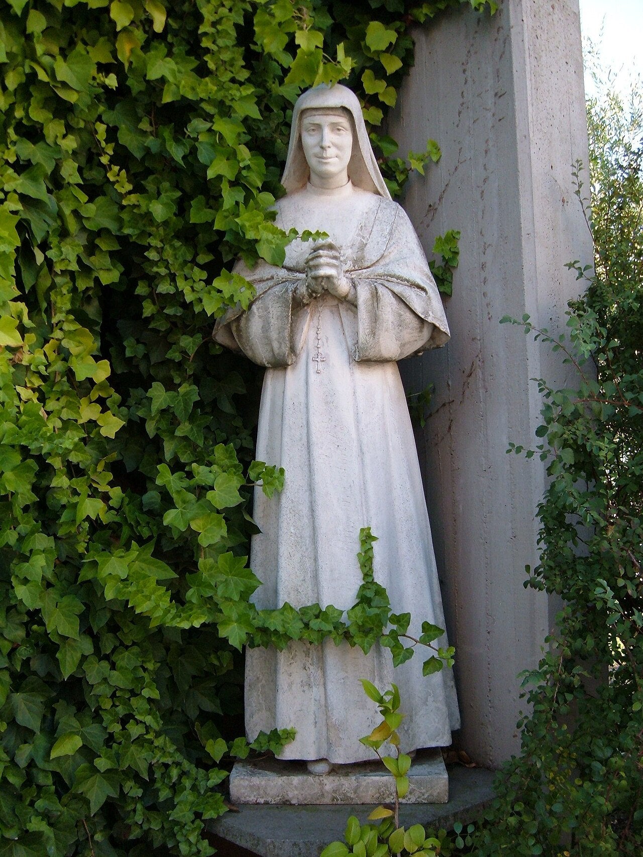 Estatua que representa a Santa María Domenica Mazzarello en el interior de un templo.