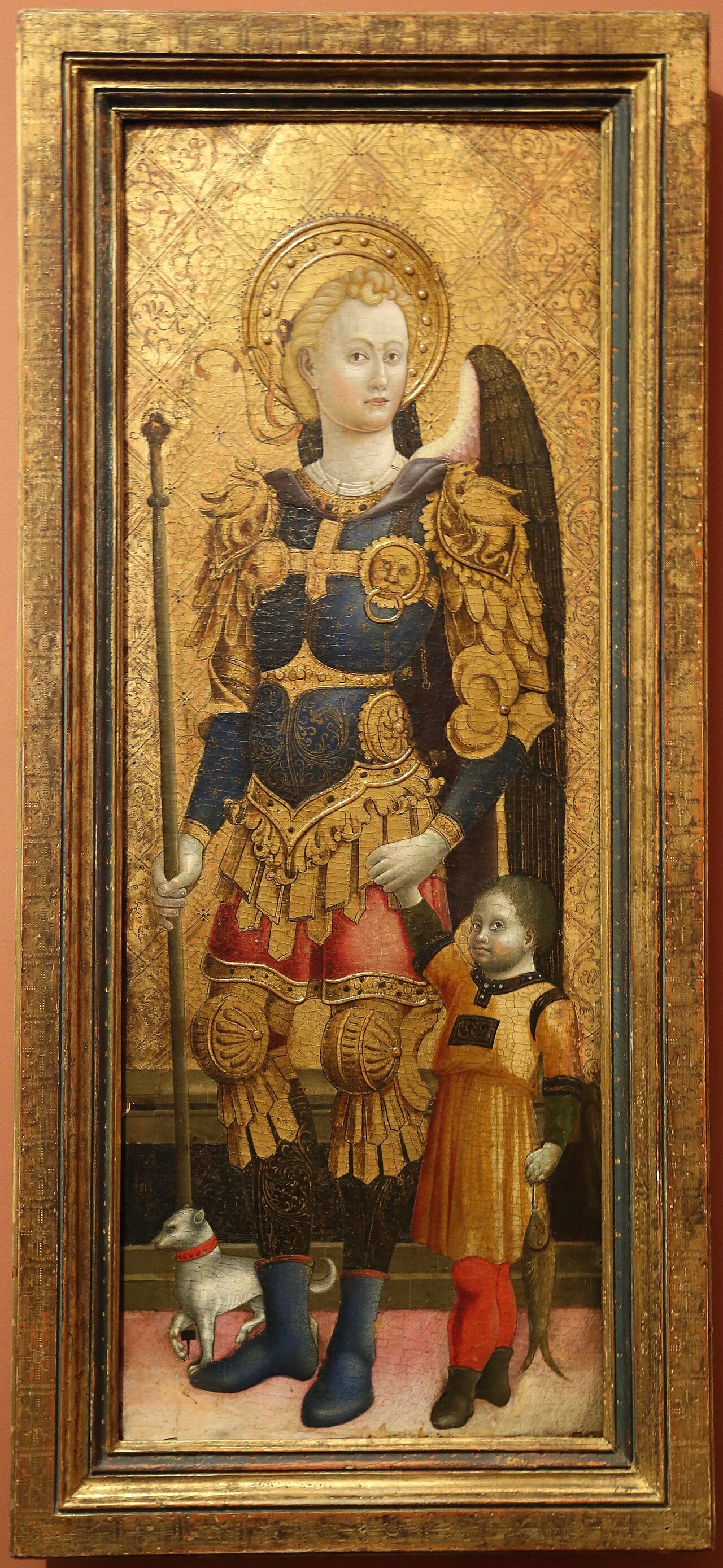 Pintura del arcángel San Rafael con alas extendidas, túnica y báculo, caminando junto al joven Tobías.
