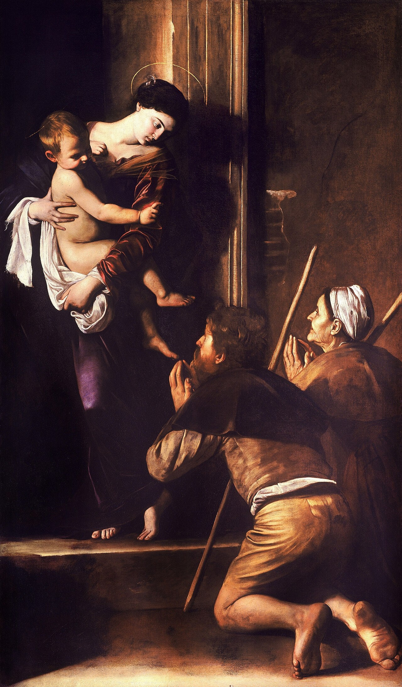Pintura de la Virgen María sosteniendo al Niño Jesús en brazos en el umbral de una puerta, mientras dos peregrinos arrodillados oran ante ellos.