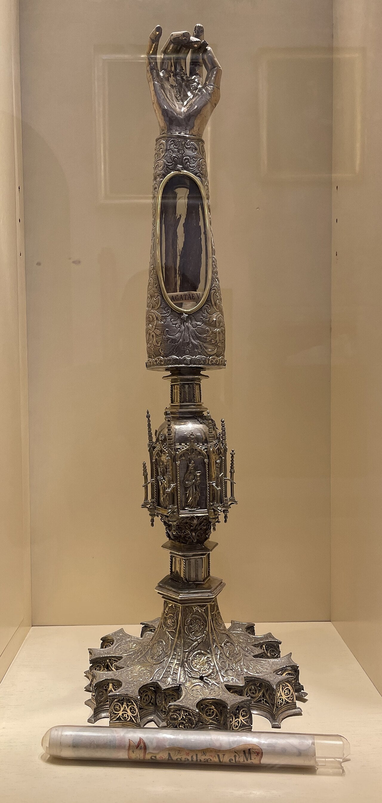Brazo-reliquiario de plata atribuido a Santa Águeda de Catania, conservado en el tesoro de la catedral de Palermo.