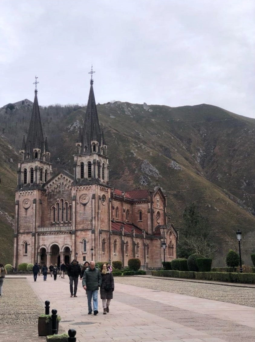 Vista exterior de la Basílica de Santa María la Real de Covadonga, construida en piedra caliza rosada.