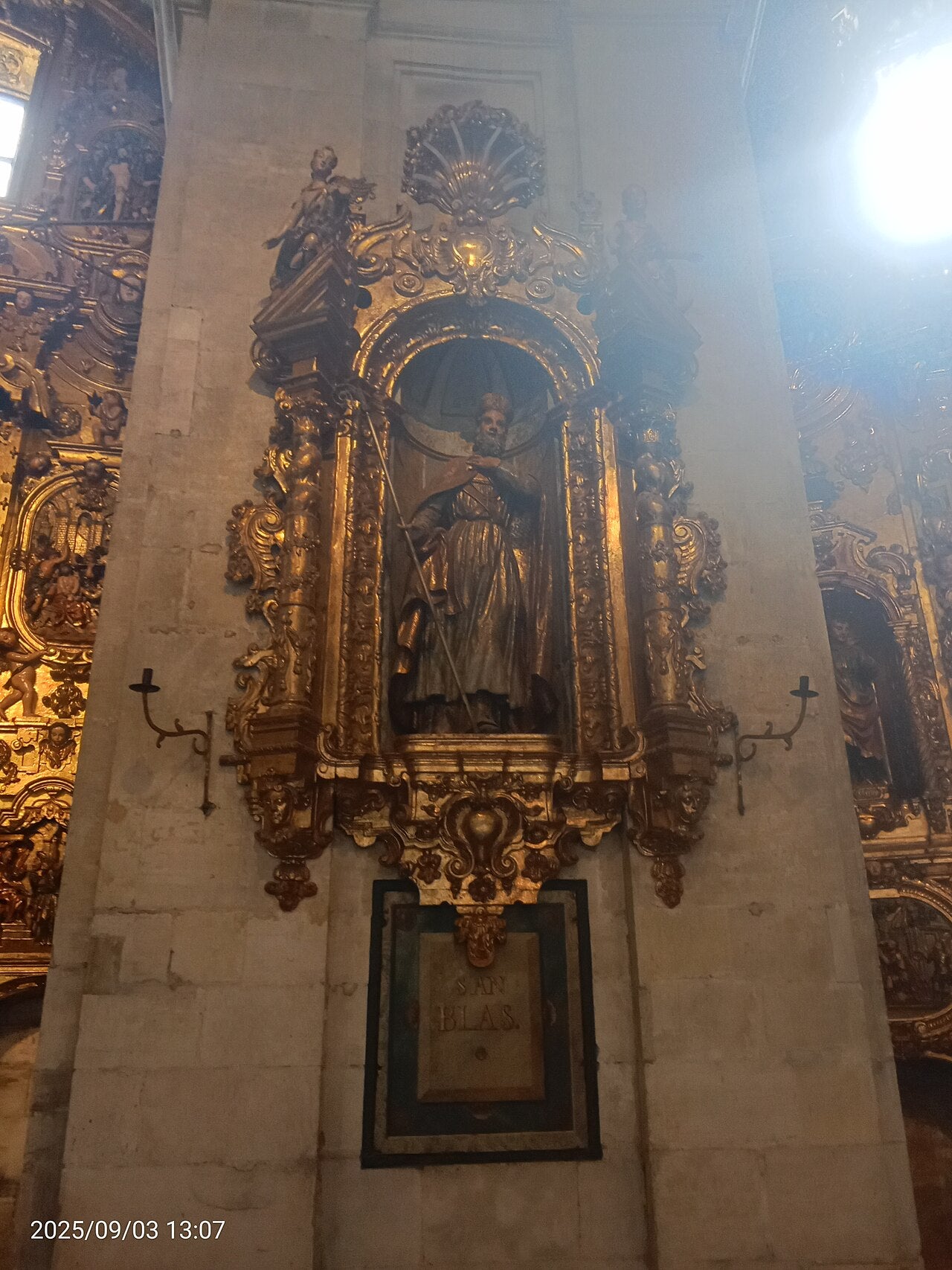 Representación escultórica o artística de San Blas de Sebaste ubicada en la Catedral de San Salvador de Oviedo.