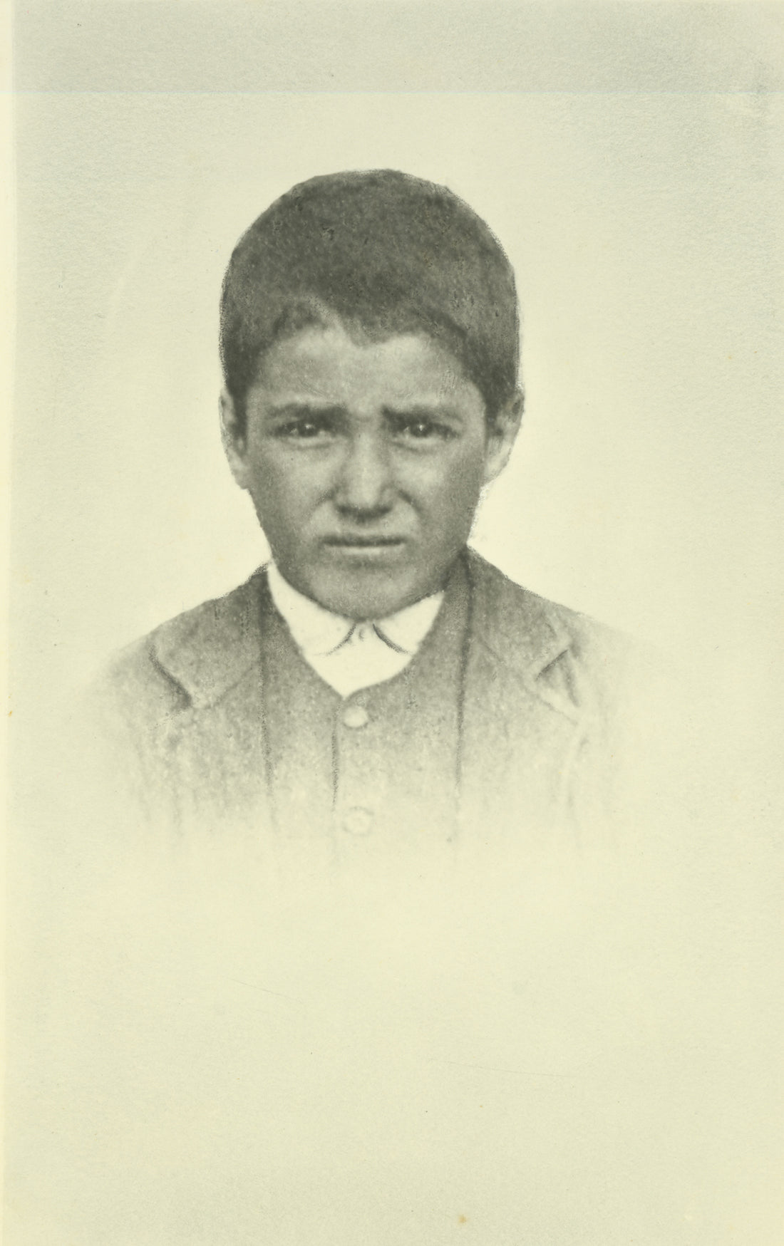 Retrato fotográfico histórico de San Francisco Marto de cuerpo entero con vestimenta tradicional y gorro.
