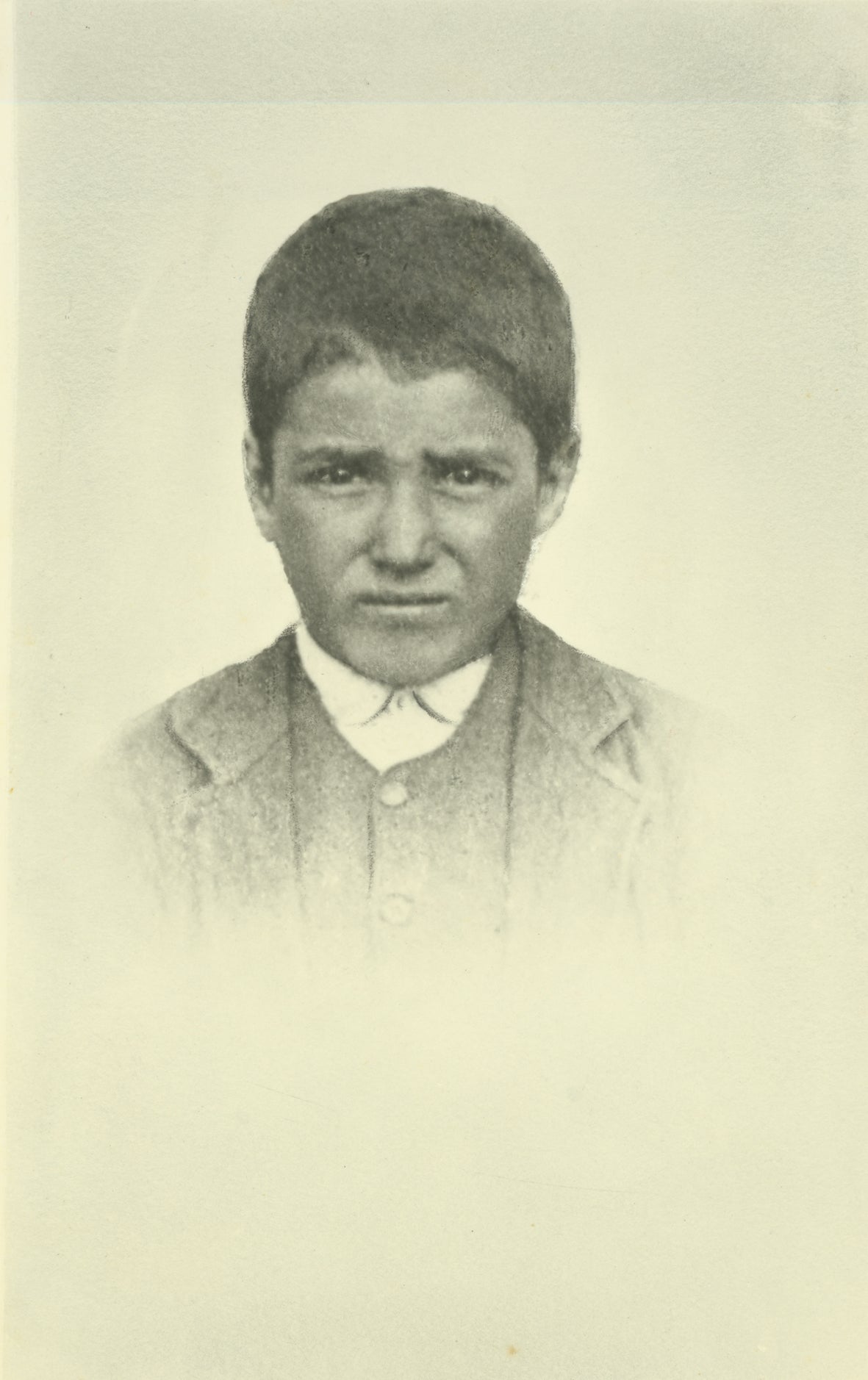 Retrato fotográfico histórico de San Francisco Marto de cuerpo entero con vestimenta tradicional y gorro.