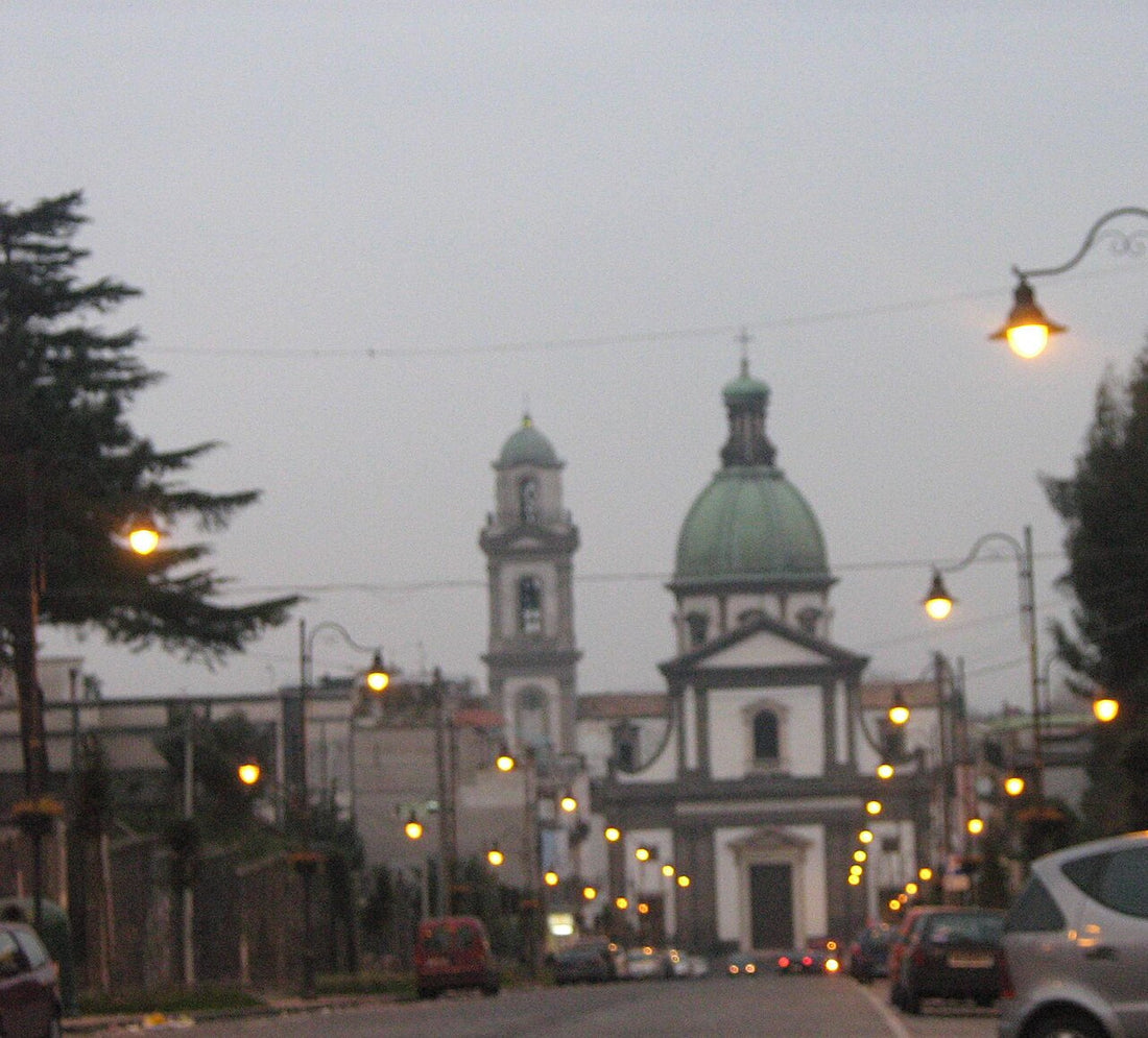 Vista exterior del Santuario de la Madonna dell'Arco con su fachada y cúpula.