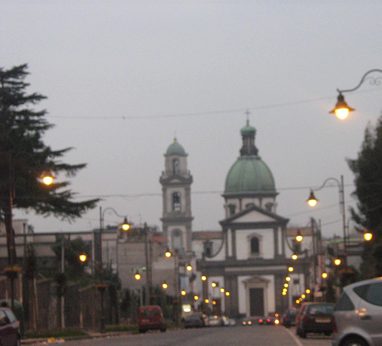 Vista exterior del Santuario de la Madonna dell'Arco con su fachada y cúpula.