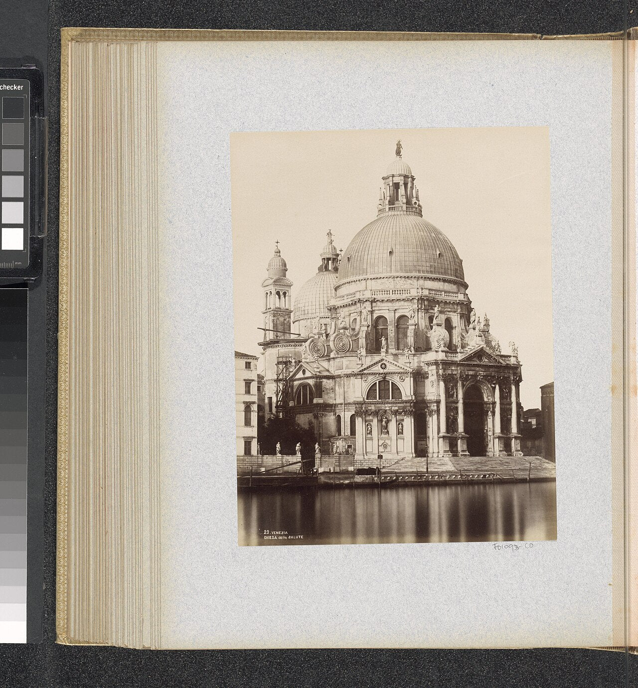 Vista exterior histórica de la basílica de Santa Maria della Salute en Venecia, mostrando su cúpula y fachada principal.