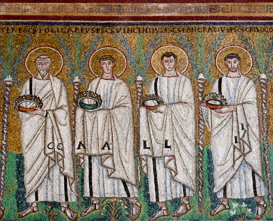 Mosaico que representa a cuatro santos en procesión, entre ellos San Policarpo, San Vicente de Zaragoza, San Pancracio de Roma y San Crisógono.