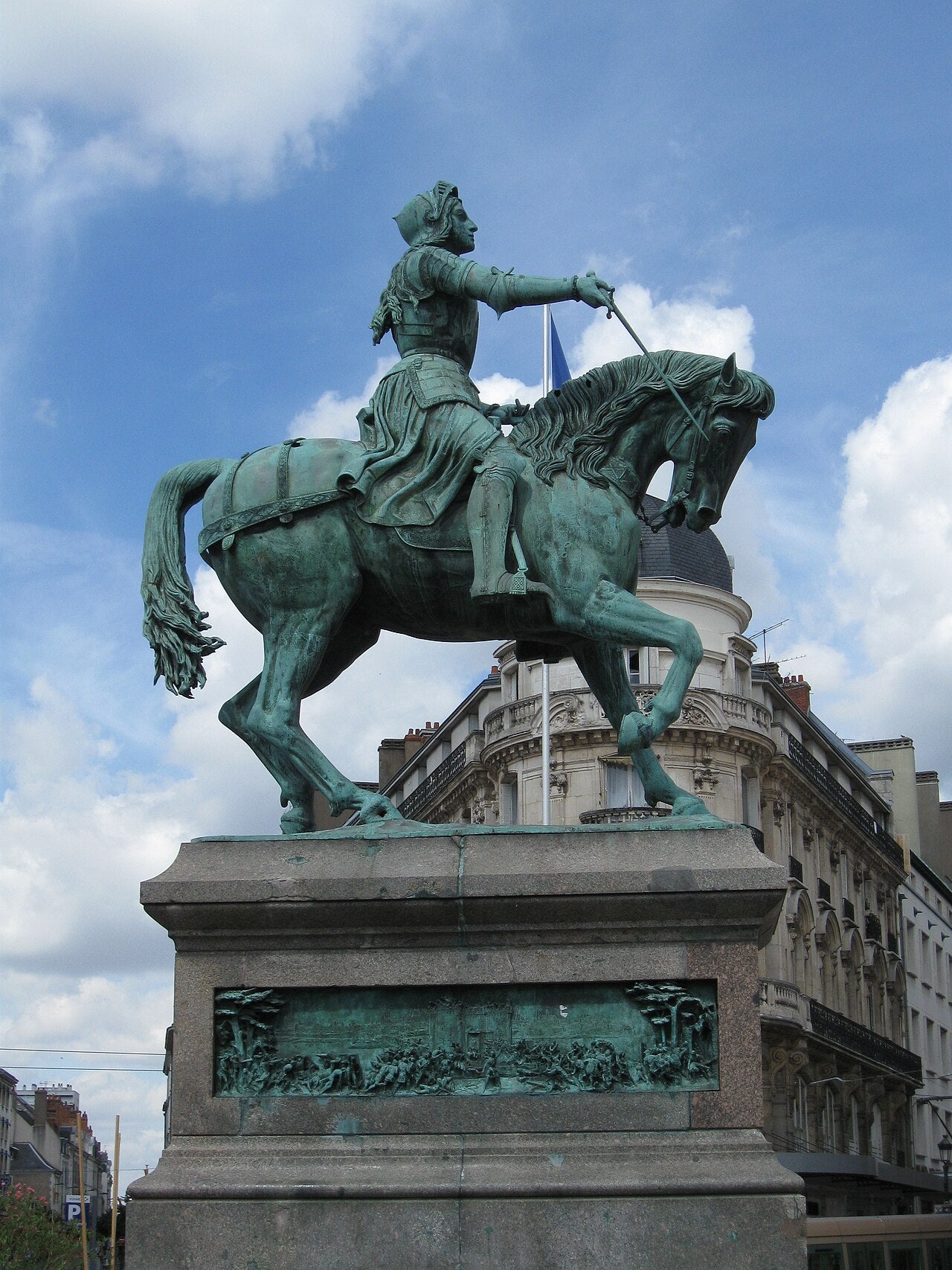 Estatua ecuestre de Juana de Arco sobre pedestal en la plaza del Martroi de Orleans.