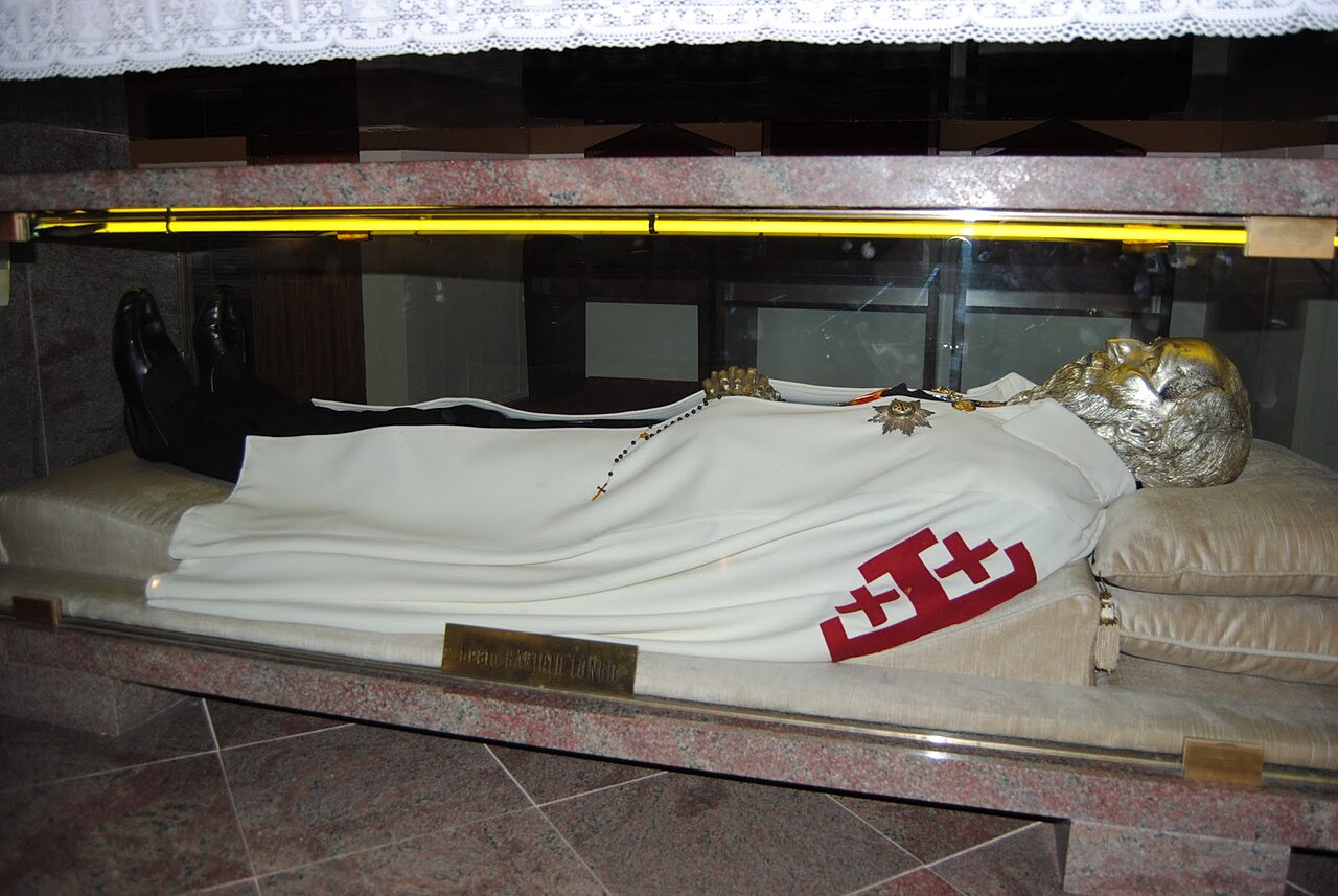 Urna y restos del beato Bartolo Longo expuestos en Pompeya.