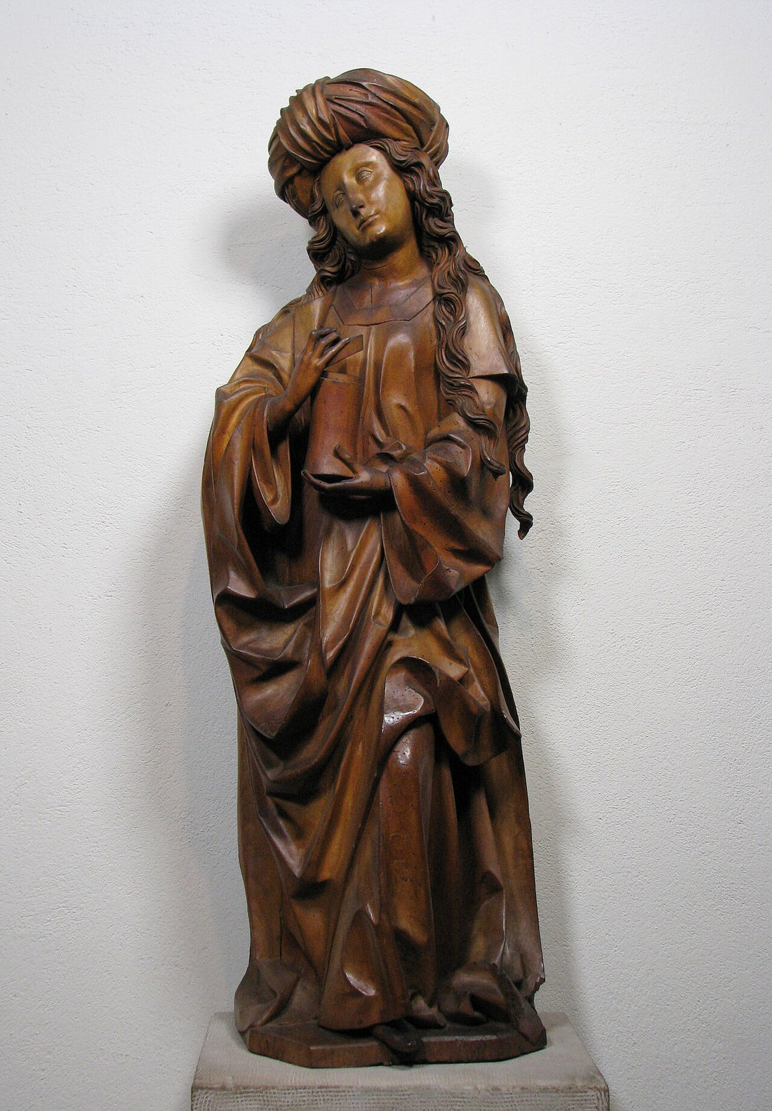 Escultura en madera que representa a Santa María Magdalena.