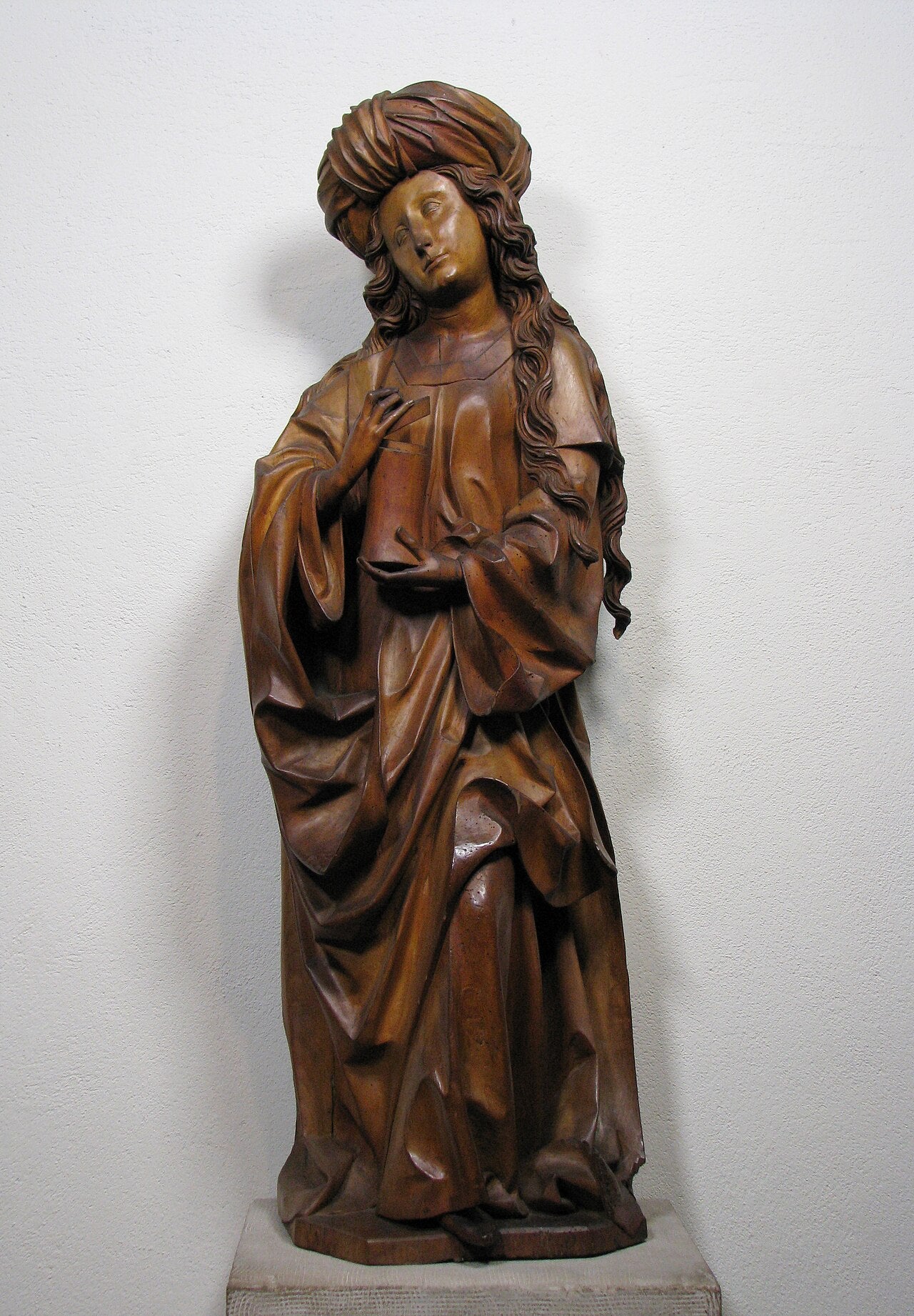 Escultura en madera que representa a Santa María Magdalena.