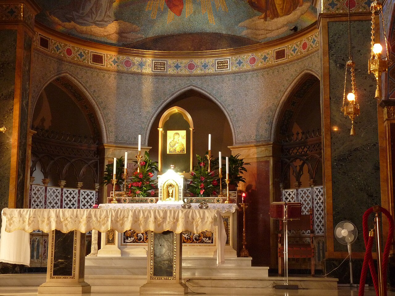 Ábside con el icono original de Nuestra Señora del Perpetuo Socorro en la iglesia de San Alfonso de Ligorio en Roma.