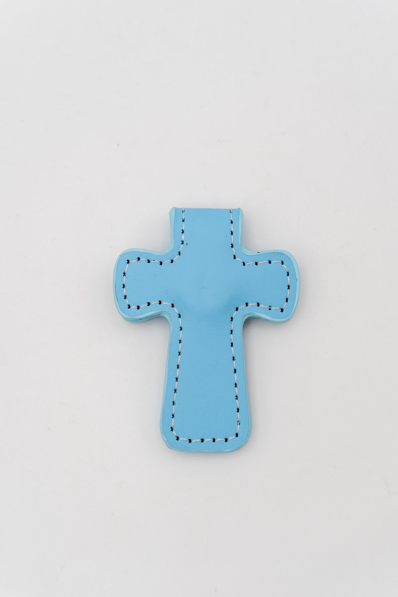 Marcapáginas magnético azul claro con forma de cruz y costura perimetral en color blanco.