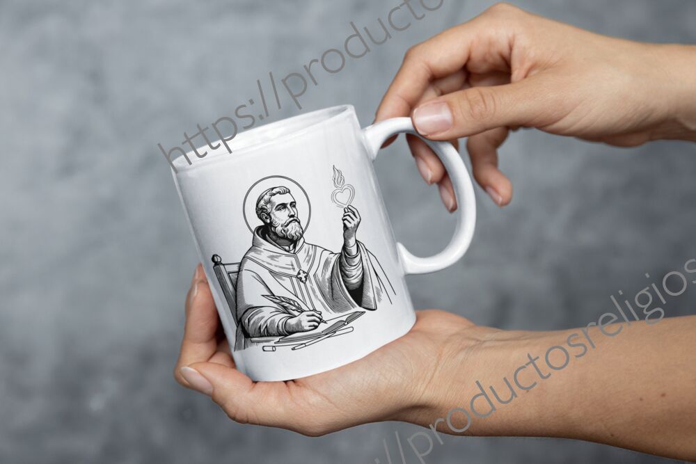 Persona sosteniendo taza religiosa con dibujo de San Agustín escribiendo con pluma y tintero.