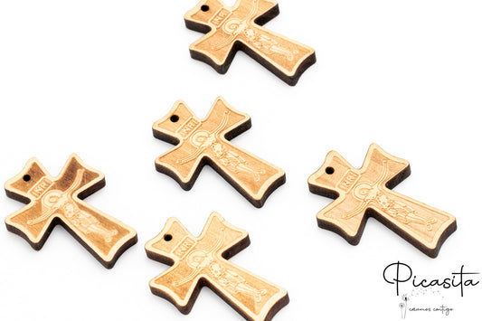 Cinco cruces de madera con grabado frontal de Cristo e inscripción superior INRI.