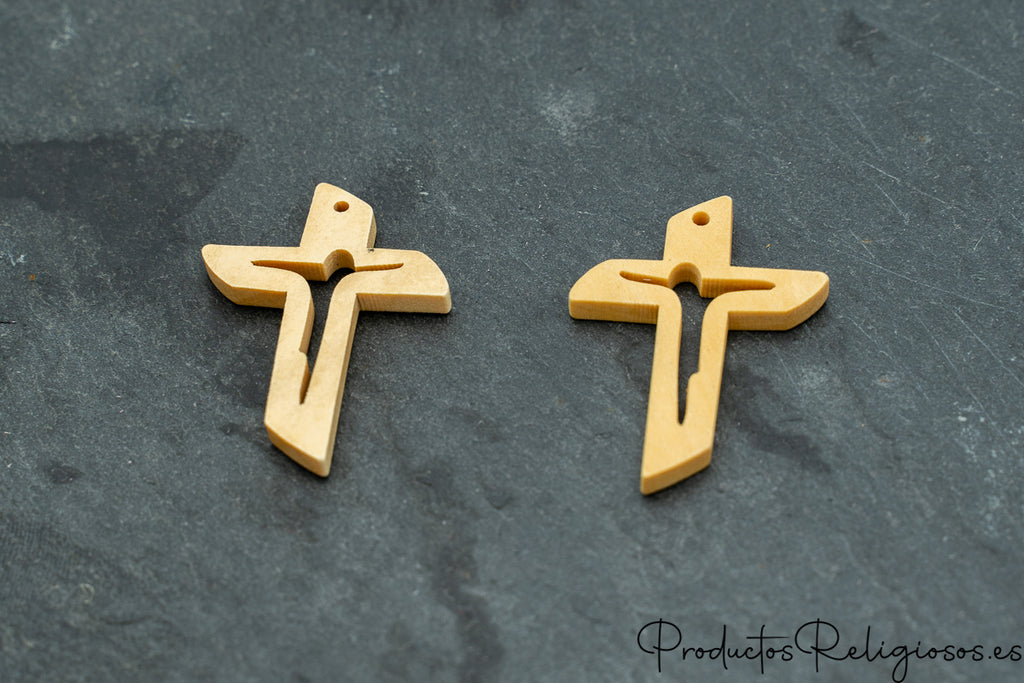 Colgante Cruz de Madera Calada con Silueta de Cristo para Comunidades