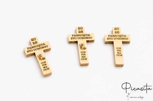 Tres cruces de madera grabadas con datos de la Parroquia Santo Domingo y Confirmación 2026.