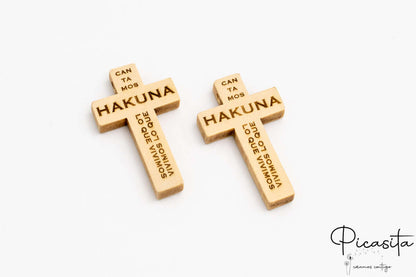 Dos cruces de madera con el lema Hakuna y texto religioso grabado en la superficie.