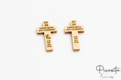 Detalle de cruces de madera natural con inscripciones sacramentales y pequeño icono religioso.