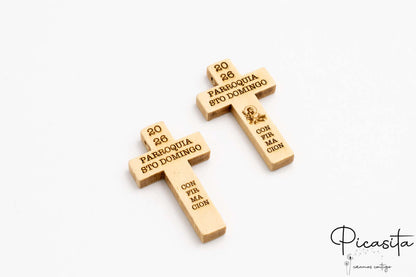 Cruces de madera clara con grabado vertical de la palabra Confirmación y año 2026.