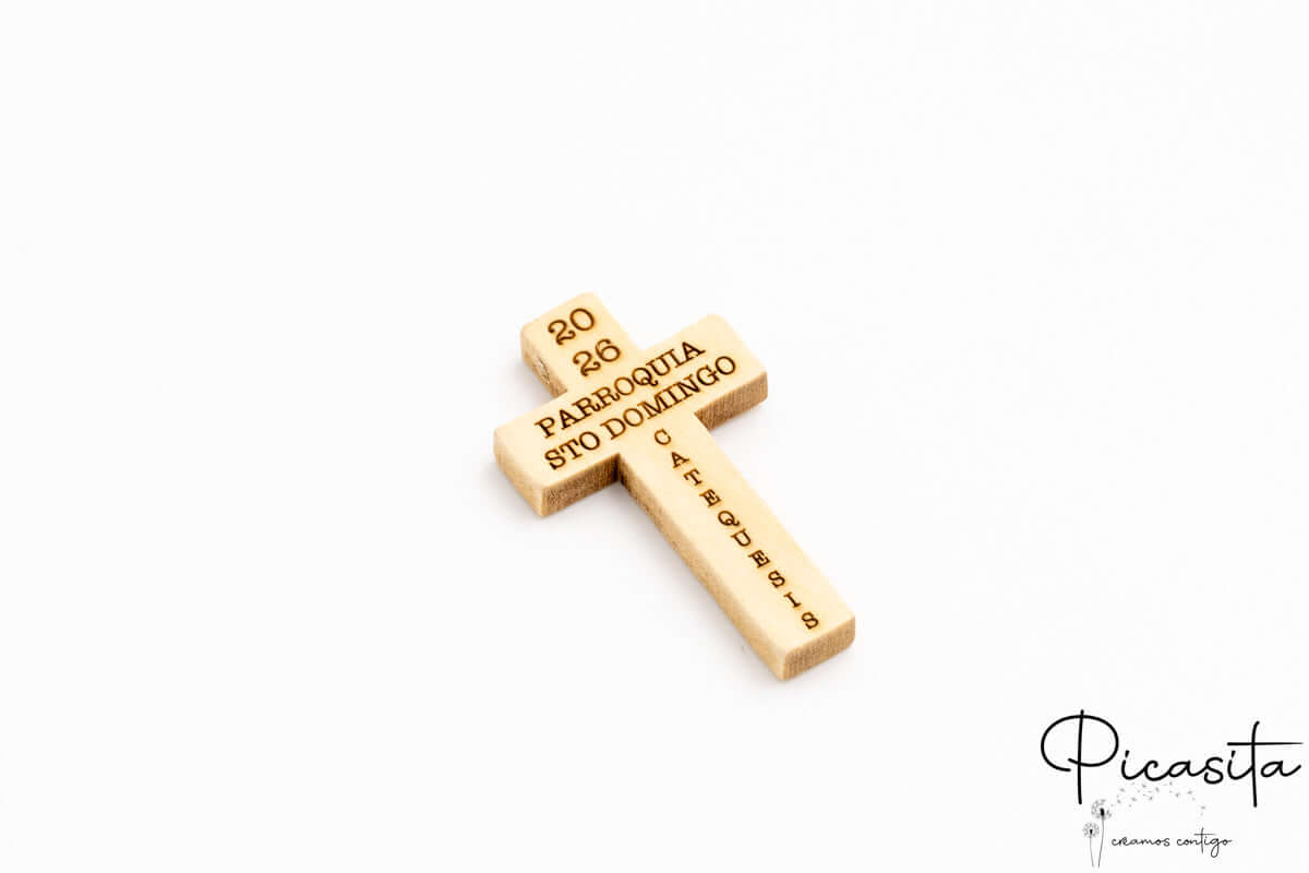 Cruz de madera individual con grabado de Catequesis y nombre de la parroquia.