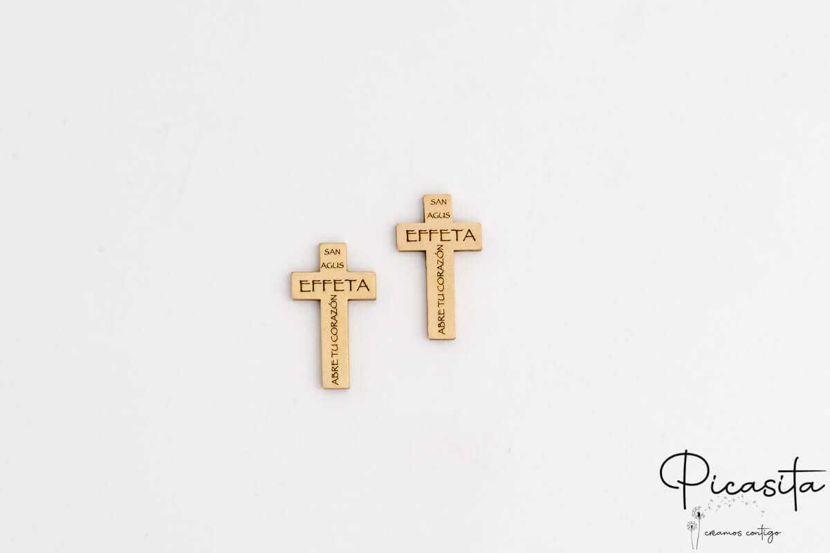 Dos cruces de madera con el lema Effeta y la frase Abre tu corazón grabada.
