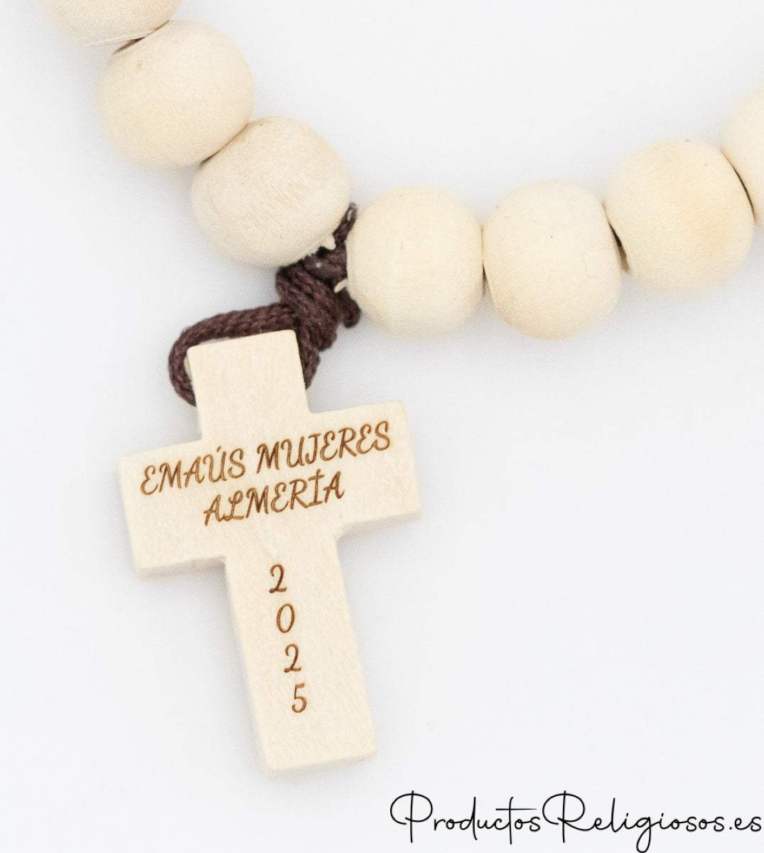 Detalle de grabado en cruz de madera natural para retiro Emaús Mujeres Almería.
