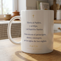 Taza de la oración del Gloria en Español sobre una mesa de madera