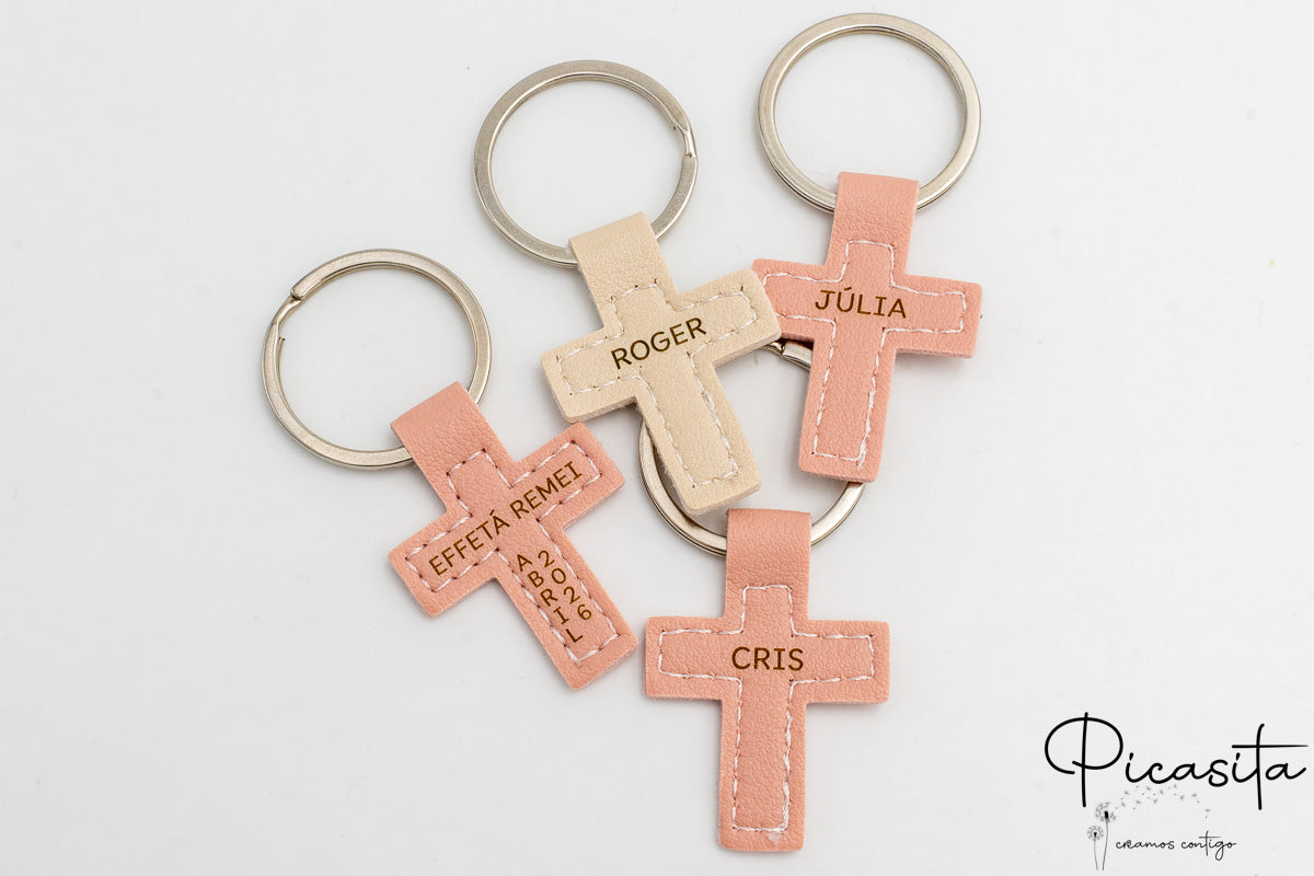 Llaveros religiosos en tonos rosa y beige con nombres propios y pespunte perimetral blanco.