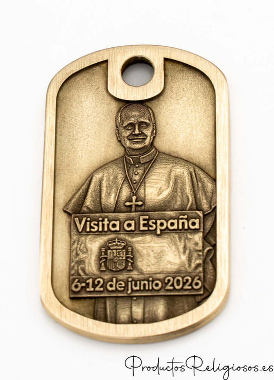 Llavero de latón estilo placa militar con relieve del Papa León XIV y fechas de 2026.