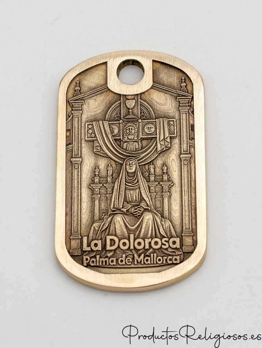 Anverso de llavero de latón con grabado en relieve de La Dolorosa de Palma de Mallorca.