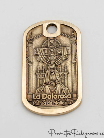 Anverso de llavero de latón con grabado en relieve de La Dolorosa de Palma de Mallorca.