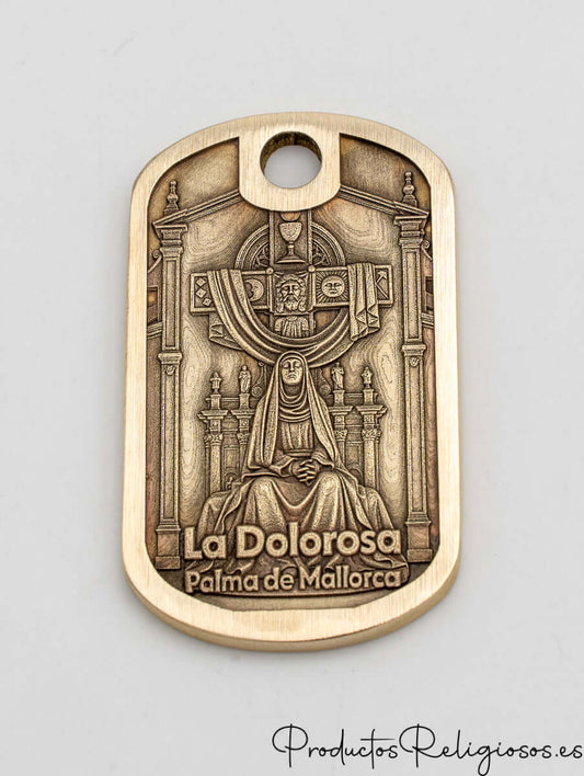 Anverso de llavero de latón con grabado en relieve de La Dolorosa de Palma de Mallorca.
