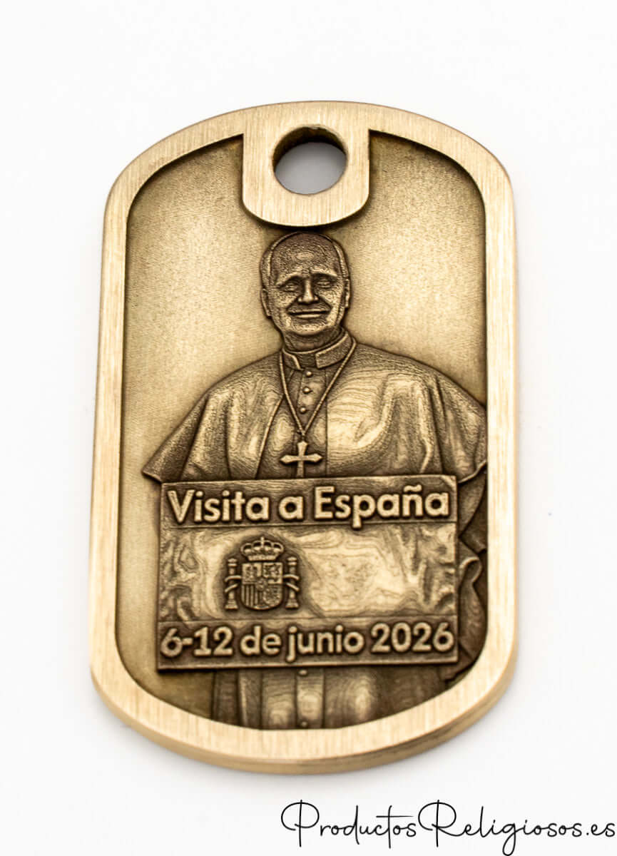 Reverso de llavero de latón conmemorativo de la Visita a España 2026 con imagen del Papa.