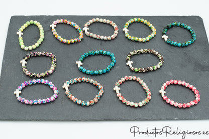 Pulsera de Cuentas de Piedra de Colores Vivos y Cruz Tono Hueso
