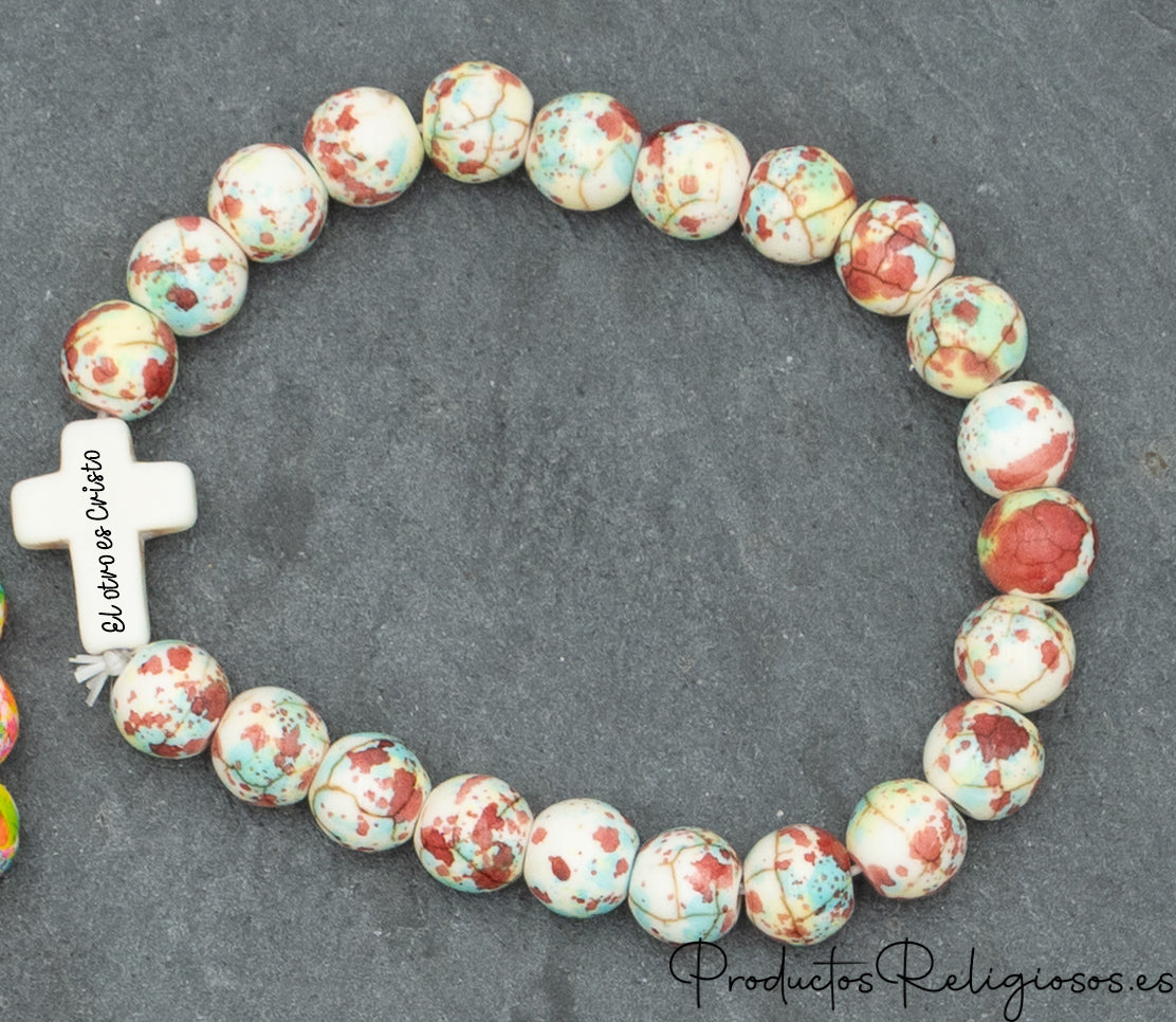 Pulsera de Cuentas de Piedra de Colores Vivos y Cruz Tono Hueso