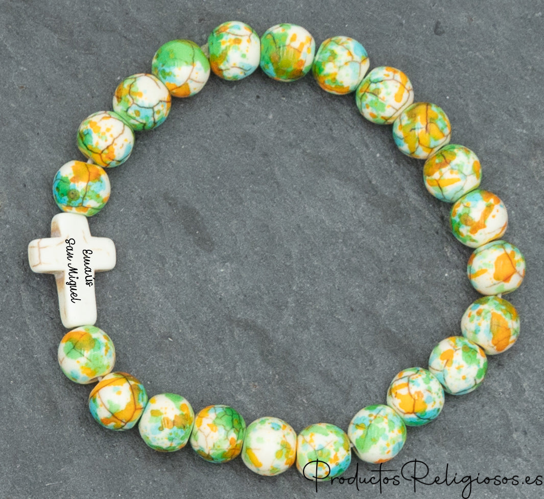 Pulsera de Cuentas de Piedra de Colores Vivos y Cruz Tono Hueso