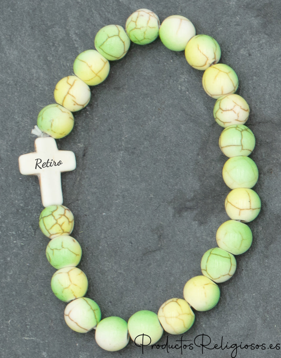 Pulsera de Cuentas de Piedra de Colores Vivos y Cruz Tono Hueso Verde